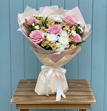 Букет цветов из:  Гвоздики, Орхидеи и Розы в Шмелёнки