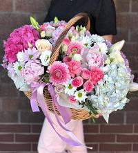 Композиция солнечный день в Шмелёнки Цветочная композиция из Розы, Хризантемы, Пионы и Лизиантусы в корзине в Шмелёнки