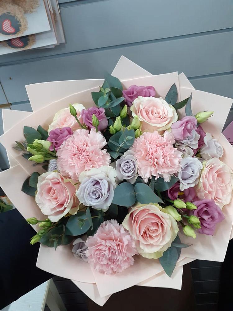 Букет цветов из: Розы, Гвоздики и Лизиантусы в Шмелёнки